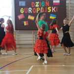 Taniec flamenco w wykonaniu wolontariuszki wraz z uczniami.jpeg