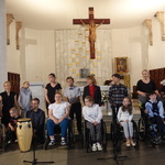 Niepubliczna Szkoła Podstawowa Nr 12 Jasny Cel podczas występu.JPG