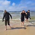 Uczniowie Basia _ Mateusz i Hubert spacerujący brzegiem Bałtyku.jpg