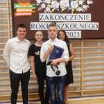 Uczeń Kajetan z kl.8 kończący szkołę z wychowaczyniami i pomocą p. Mateuszem.jpg