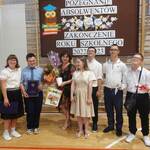 Uczniowie kl.8 Dominika_ Tobiasz_ Nina_ Michał_ Szymon_ Wojtek kończący szkołę z wychowawczynią.jpg