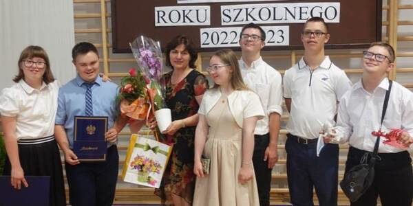 Uczniowie kl.8 Dominika_ Tobiasz_ Nina_ Michał_ Szymon_ Wojtek kończący szkołę z wychowawczynią.jpg