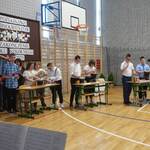 Uczniowie klas ósmych podczas śpiewania piosenki _Poczuj rytm_ grający na bębnach i grzechotkach.jpg