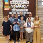 Uczniowie Marcin_ Paweł_ Ania_ Weronika klasy 8 kończący szkołę z rodzicami i wychowawczynią .jpg