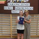 Uczennica Natalia z klasy 8 kończąca szkołę nz wychowawczynią.jpg
