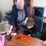 Pan Andrzej prezentuje uczniom przedmioty wydrukowane w drukarce 3D.jpg