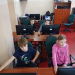 Uczniowie klasy 4a w pracowni komputerowej SOSW.jpg