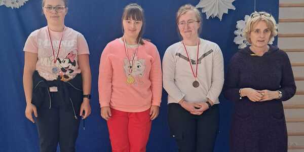 Uczennice SP17 nagrodzone medalami za udział w Zimowym Turnieju Tenisa Stołowego z panią Dyrektor Ewą Rosińską.jpg