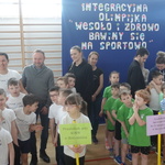 Drużyny przedszkolne biorące udział w olimpijce z gościem honorowym.JPG