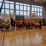 Zwycięskie drużyny na podium z pucharami.jpg