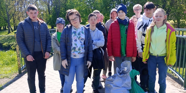Uczniowie SP 17 w trakcie sprzątania okolicy parku przy ul.Wierzbowej.jpg