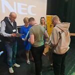 Uczniowie odbierający nagrody za zajęcie II miejsca.jpg