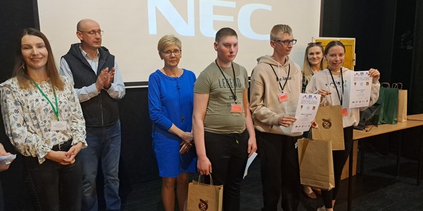 Uczestnicy konkursu z panią wicedyrektor i nauczycielami ZS nr 16.jpg