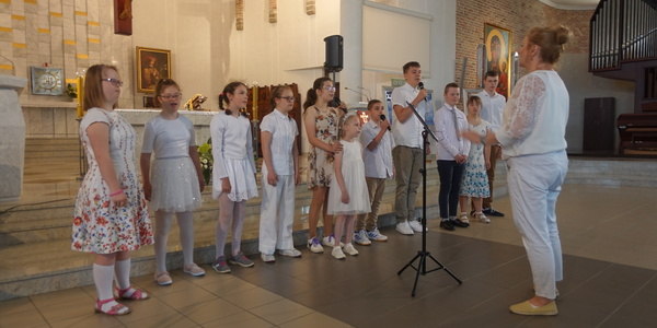Zespół muzyczny z SP 17 podczas występu.JPG