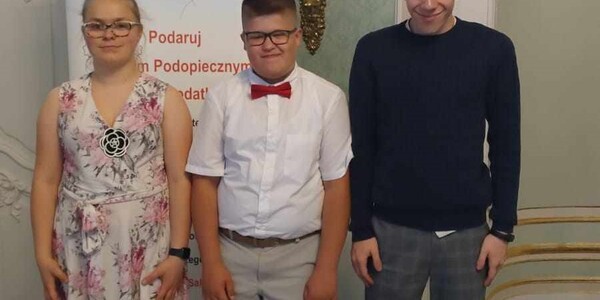 uczniowie na  przesłuchaniu finalistów w  Auli Magna Pałacu Branickich.jpg