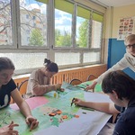 Uczniowie podczas zajęć projektowych .jpg