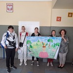 Uczniowie z koordynatorem projektu z pracą  o nazwie MAPA ZDROWIA PSYCHICZNEGO.jpg