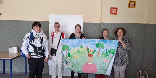 Uczniowie z koordynatorem projektu z pracą  o nazwie MAPA ZDROWIA PSYCHICZNEGO.jpg