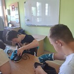 Uczniowie podczas zajęć warsztatowych poświęconych autyzmowi.jpg