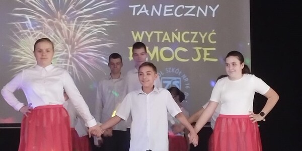 Uczniowie na scenie podczas występu (2).jpg