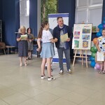 Uczennica naszej szkoły odbierająca nagrodę za wyróżnienie.jpg
