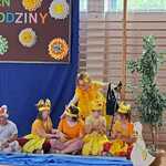Uczniowie podczas przedstawienia Kaczka Dziwaczka.jpg