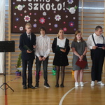 Nauczyciele klas 8 i absolwenci podczas części artystycznej.jpg