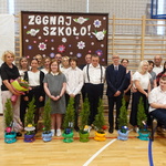 Dyrekcja szkoły_ nauczyciele oraz absolwenci SP17 na pamiątkowej fotografii.jpg