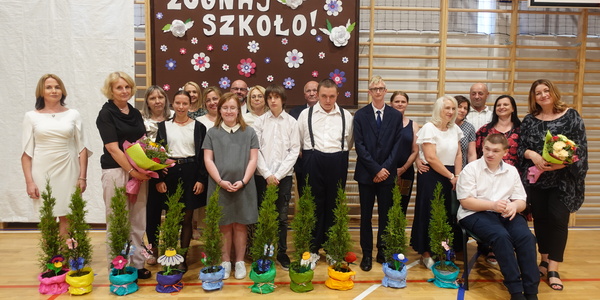 Dyrekcja szkoły_ nauczyciele oraz absolwenci SP17 na pamiątkowej fotografii.jpg