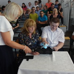 Uczeń klasy ósmej  podczas uroczystości pożegnania absolwentów korzystający z programu Mówik.jpg