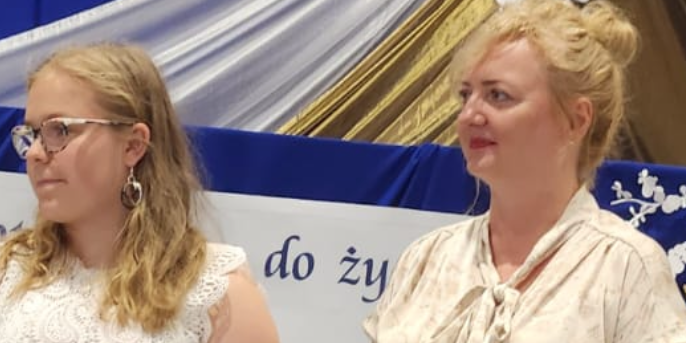 Uczennica Karolina i Pani Marzena wystąpił po odbiór nagrody Diligentiae.png