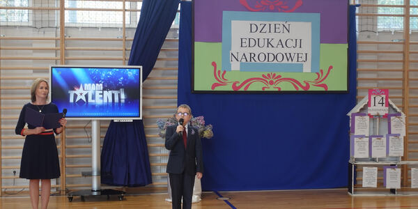 Nauczycielka prowadząca uroczystość oraz uczeń klasy czwartej  prezentujący talent recytatorski..jpg
