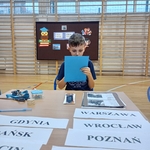 Uczeń czytający wiersz w ramach akcji czytelniczej Miasta polskie w poezji.jpg