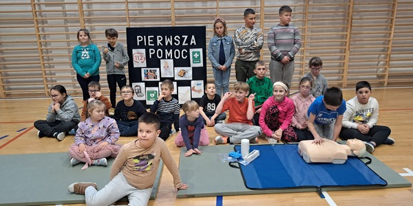 uczestnicy zajęć z udzielania pierwszej pomocy.jpg