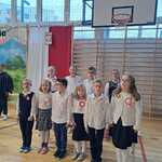 Uczniowie klas I-III podczas apelu patriotycznego w SP 17.jpg