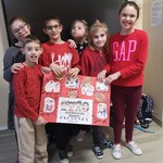 uczniowie klas I-III  prezentujący plakat w ramach kampanii Dzieciństwo bez przemocy.jpg