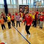 młody piłkarz prezentujący swoje umiejętności sportowe.jpg