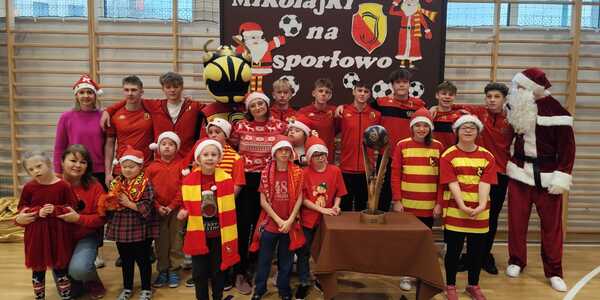 Uczniowie klasy pierwszej i drugiej na pamiątkowej fotografii z Mikołajem_ Pszczółką i piłkarzami jagiellonii Białystok.jpg