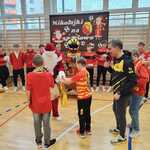 Uczniowie dziękujący świętemu Mikołajowi oraz piłkarzom klubu Jagiellonia Białystok.jpg
