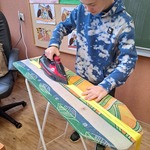 uczeń prasujący materiał potrzebny do ozdoby świątecznej.jpg