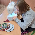 uczennica szyjąca na maszynie ozdobę świąteczną.jpg
