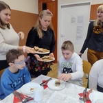 Uczennice naszej szkoły częstujące gości wypiekami świątecznymi.jpg