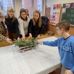 Dekorowanie stołu świątecznym stroikiem.jpg