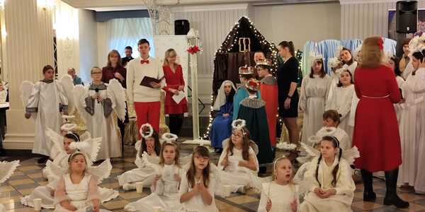 Uczniowie Szkoły Podstawowej nr 17 występujący na jasełkach w Dworze Czarneckiego.jpg