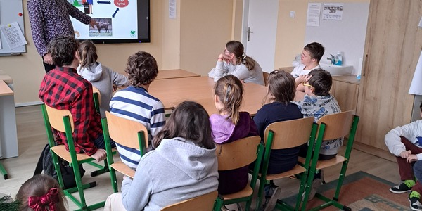 Uczniowie słuchający wykładu dotyczącego zasad gospodarki odpadami komunalnymi.jpg