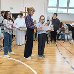 Pani katachetka i uczeń podczas czytania podziękowania.jpg