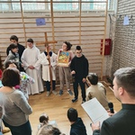 Uczniowie i ksiądz Rekolekcjonista w czasie drogi krzyżowej .jpg