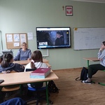 Uczniowie podczas lekcji historii poświęconej zbrodni katyńskiej.jpg