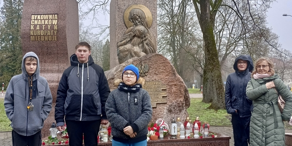 Uczniowie SP 17 z nauczycielem pod Pomnikiem Mordu Katyńskiego w Białymstoku.jpg