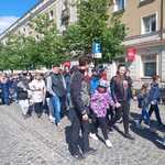 Uczniowie_ ich rodzice_ nauczyciele_ pracownicy podczas Marszu Godności Osób Niepełnosprawnych.jpg